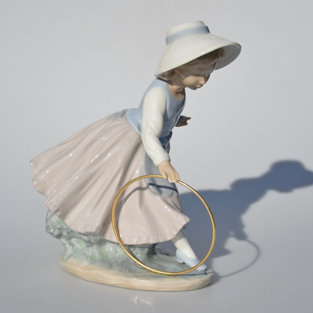 Lladró Porcelánová soška - Dievčatko s kovovou obručou