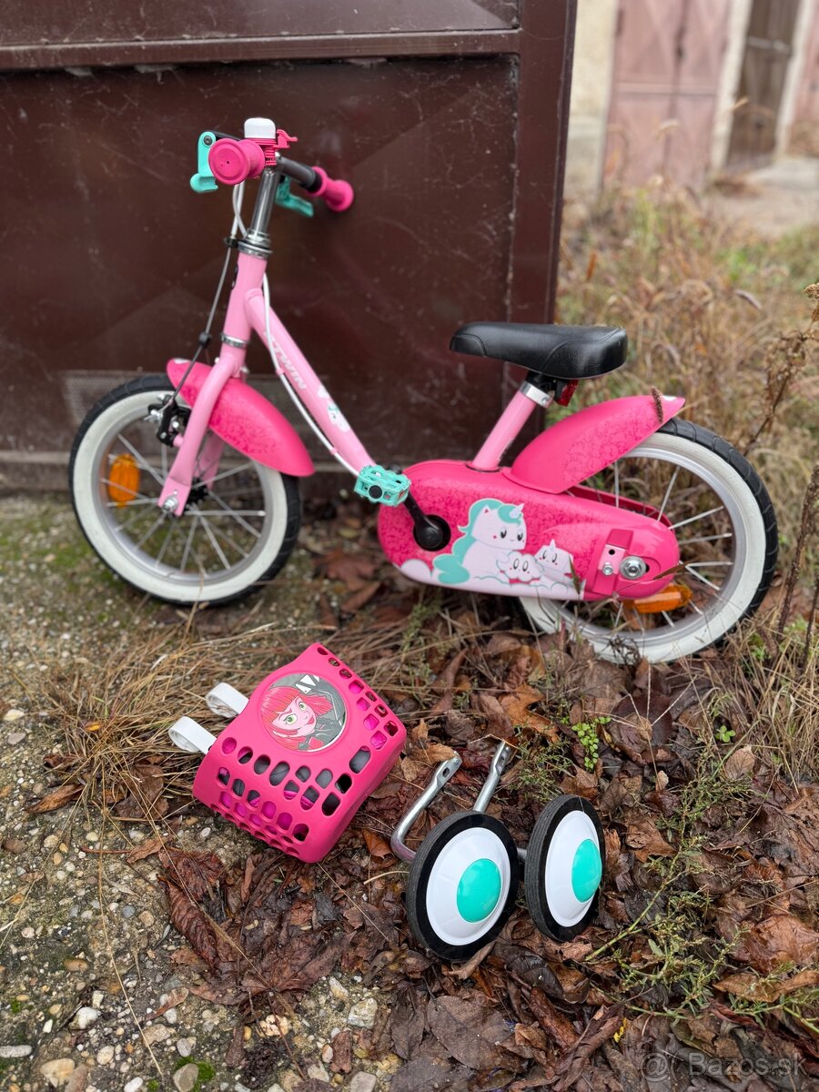 Dievčenský bicykel s prídavnými koliečkami