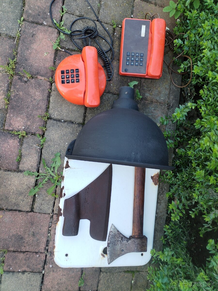 Umývadlo,telefón,topor