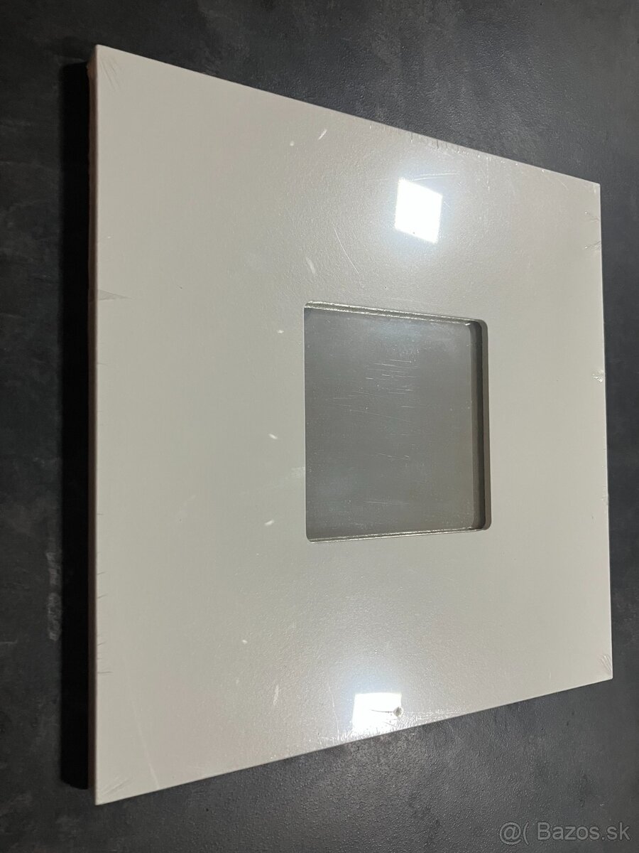 Nove minimalisticke zrkadlo Ikea Malma