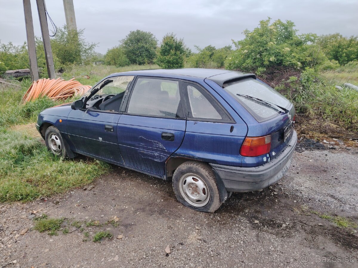 Rozpredám na diely Opel astra F