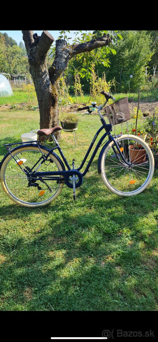 Retro bicykel s košíkom