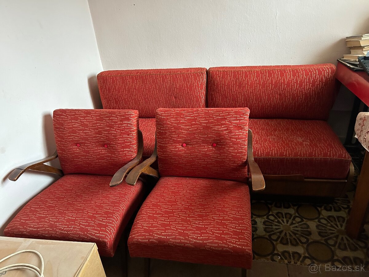 Staré kreslá a gauč