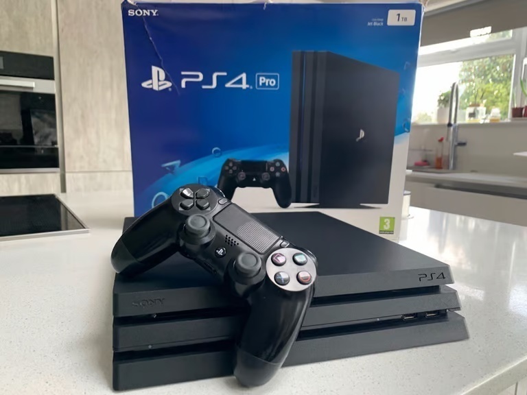 Predám PlayStation 4 Pro – 1TB