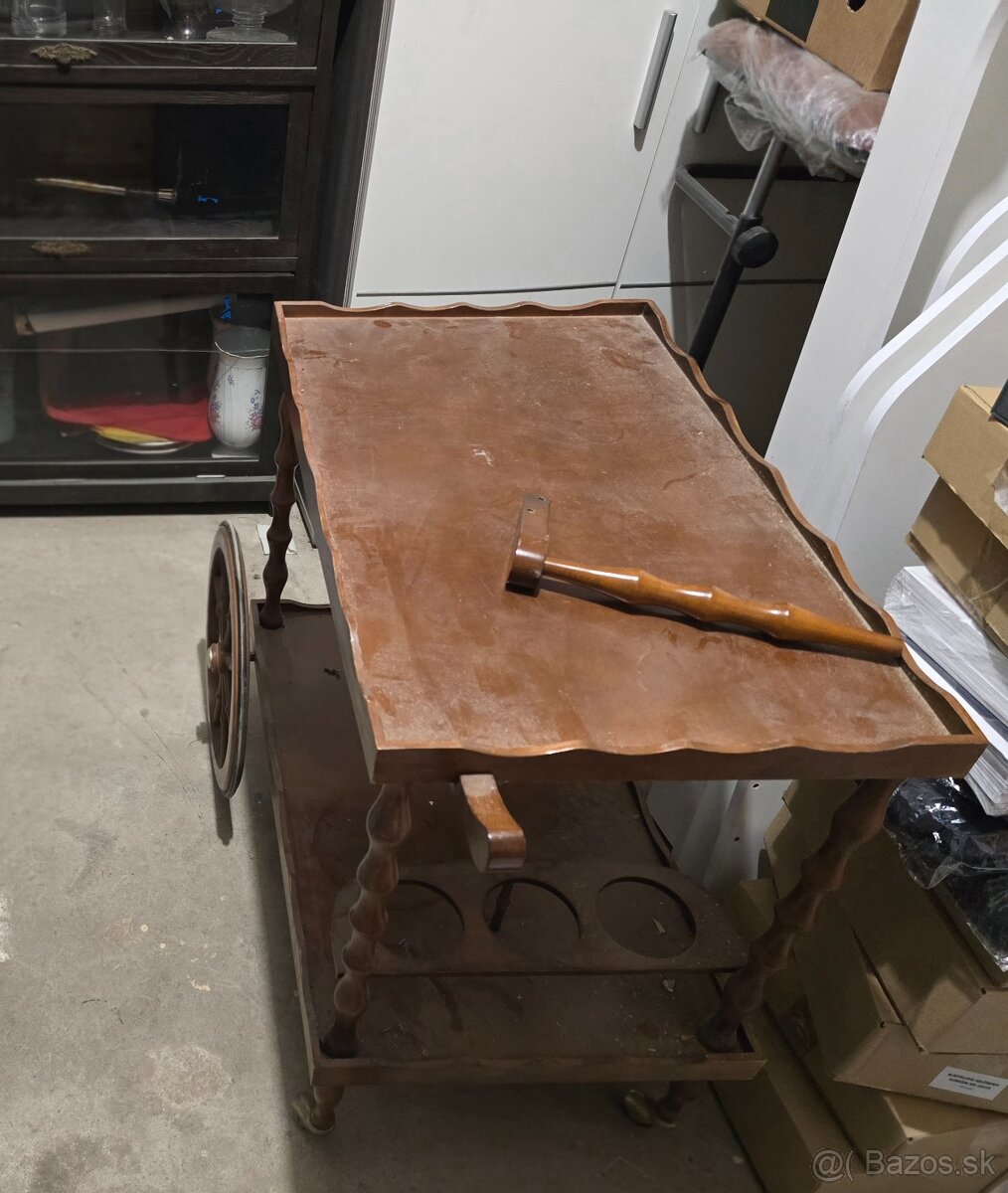 Servirovaci stolík (nutná oprava mala)