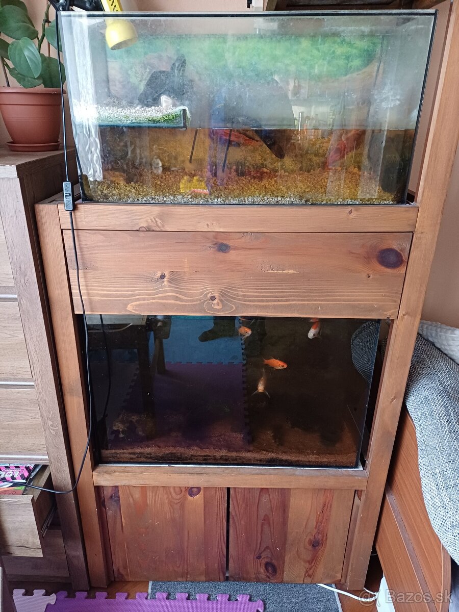 Stojan s akváriom