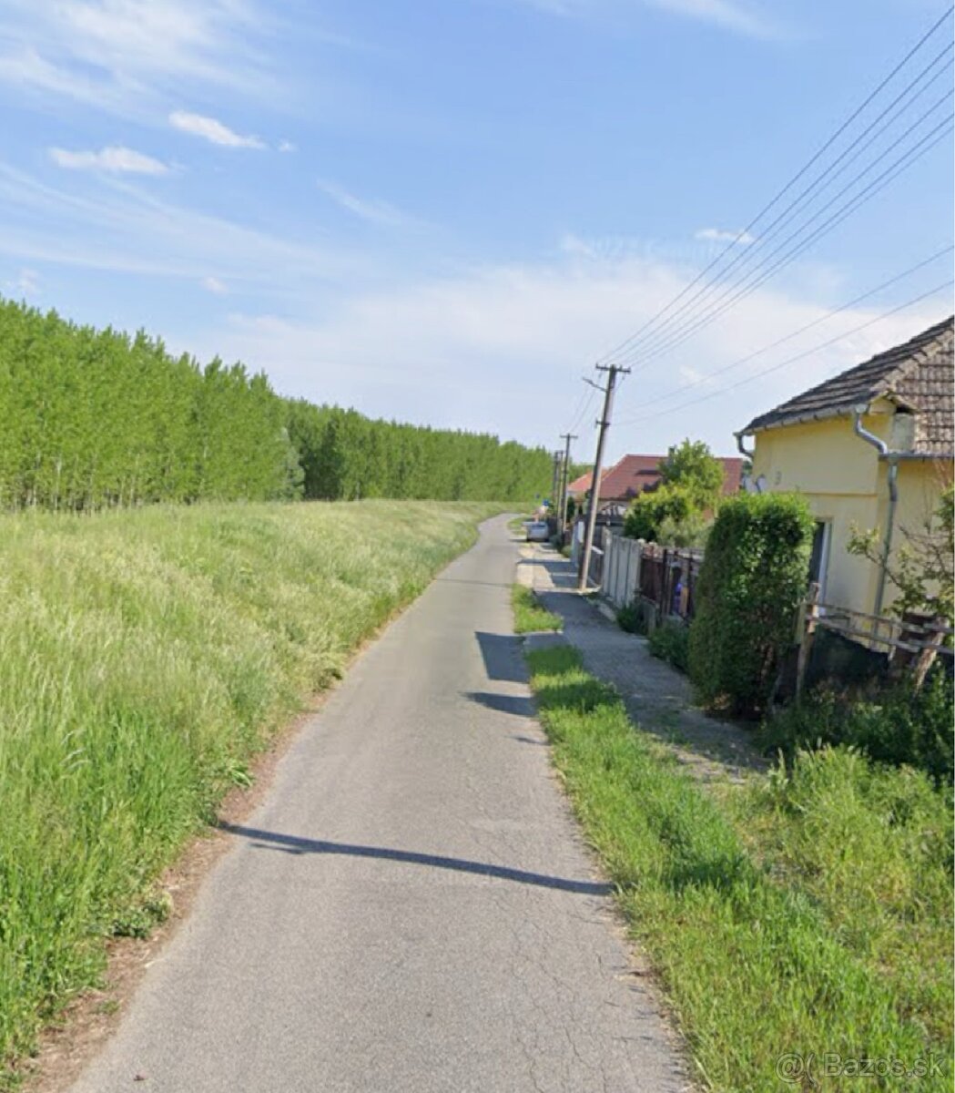 Predám polovicu pozemku s domom