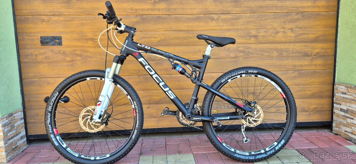 Celoodpružený horský bicykel značky FOCUS