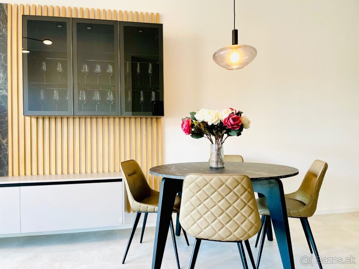 Prenájom 3 izb. byt, Orbis, 2x terasa, garáž. státie