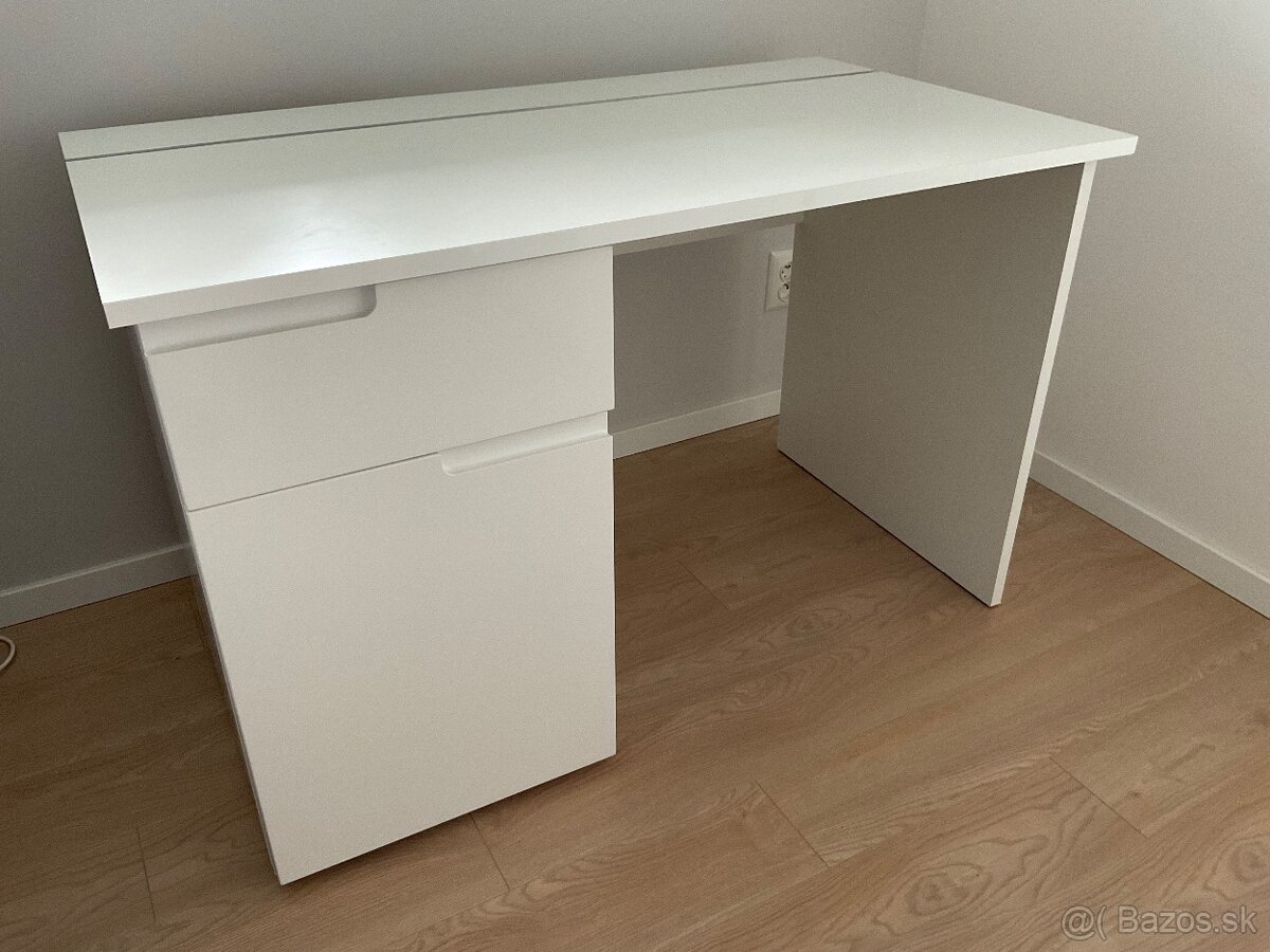 Biely kancelársky stôl