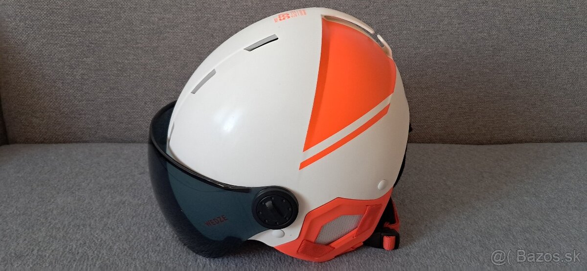 Lyžiarska prilba so štítom