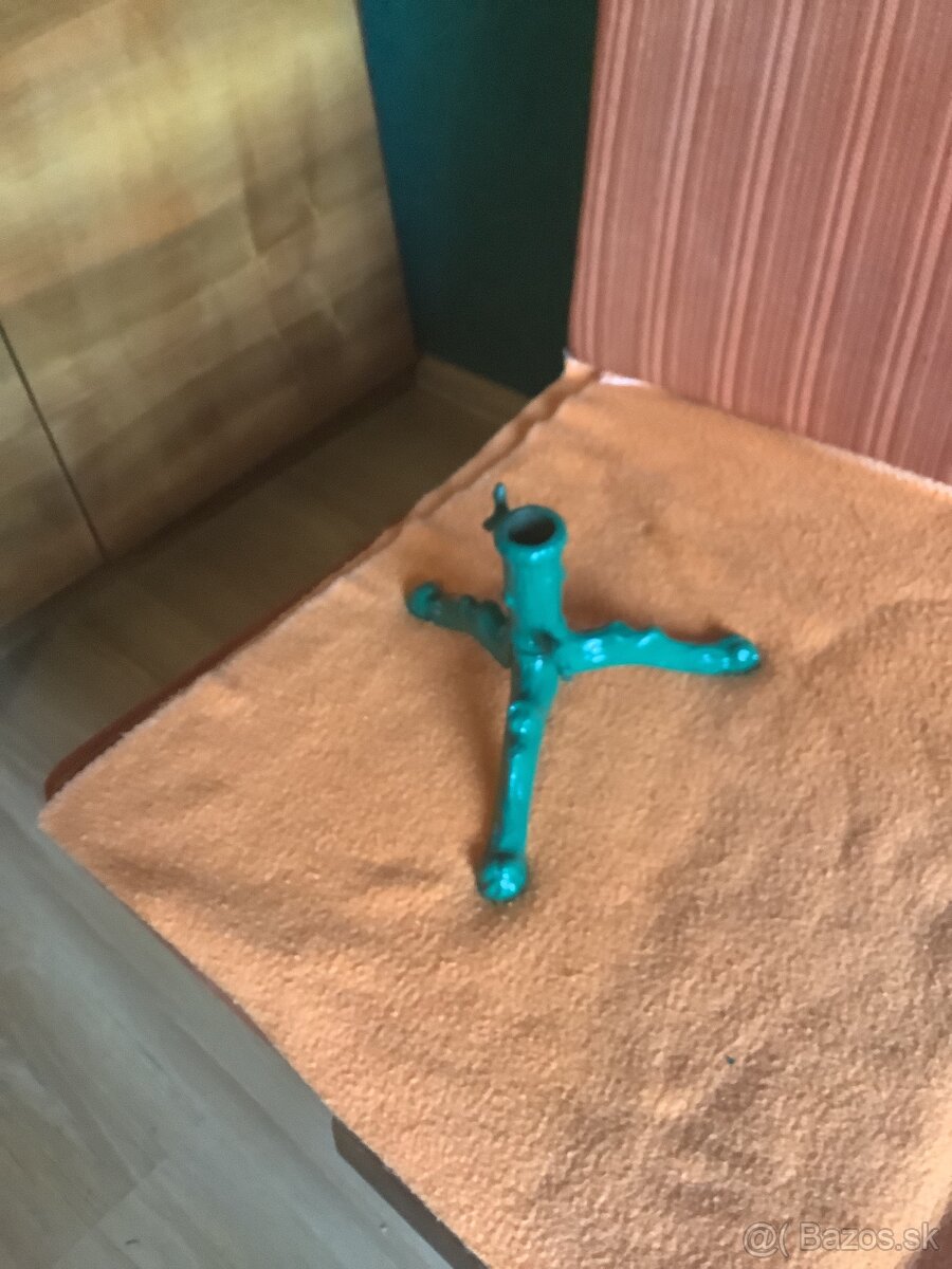 Liatinový stojan na vianočný szromček retro