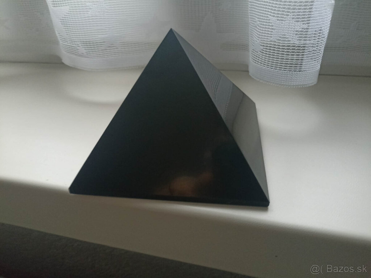 Šungitová pyramída