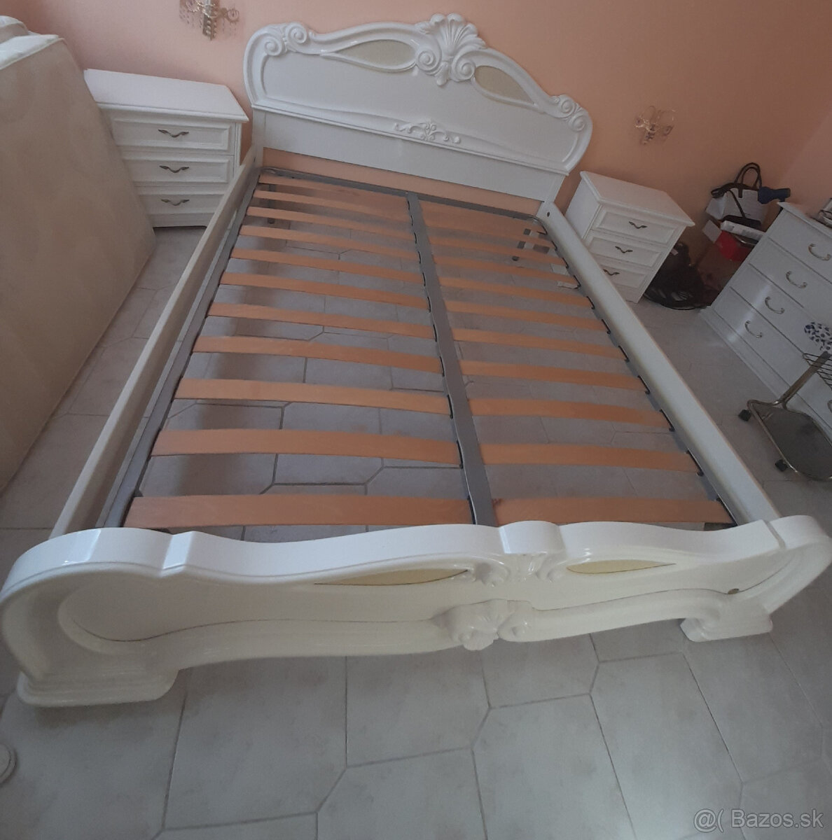 Elegantná rustikálna manželská posteľ