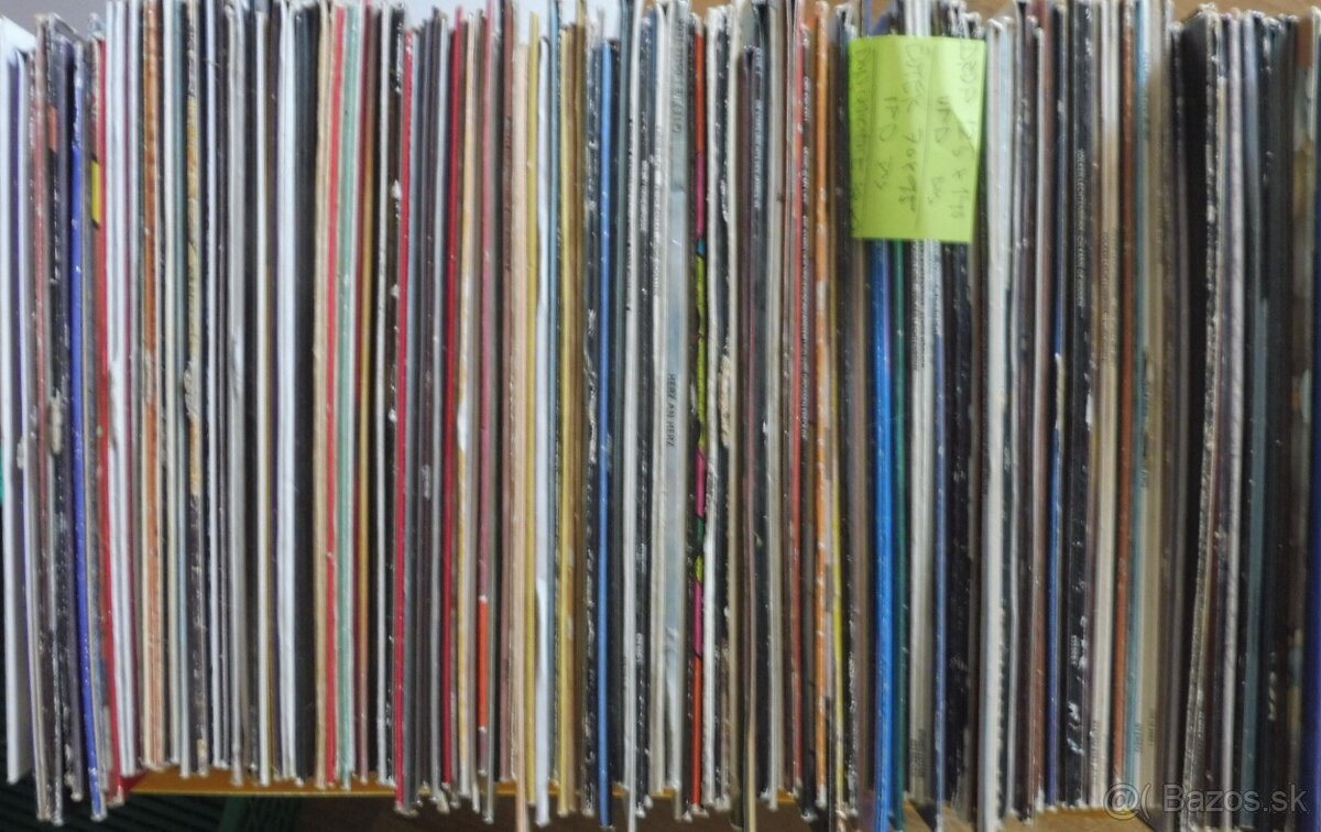 100 ks vinylových platní
