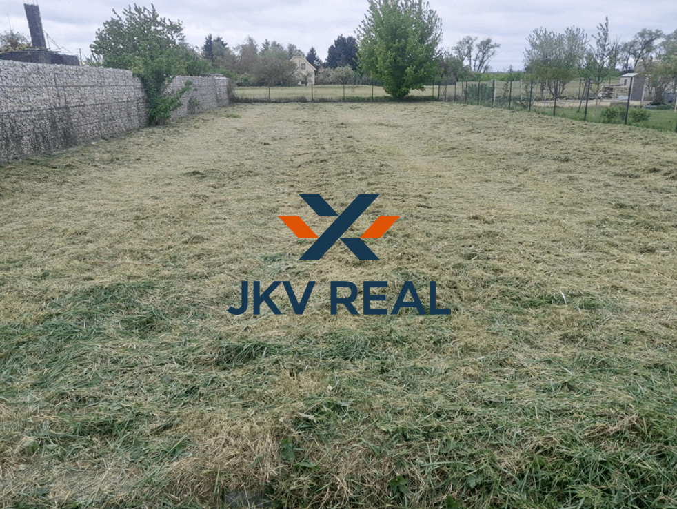 NA PREDAJ PEKNÝ STAVEBNÝ POZEMOK V KVETOSLAVOVE