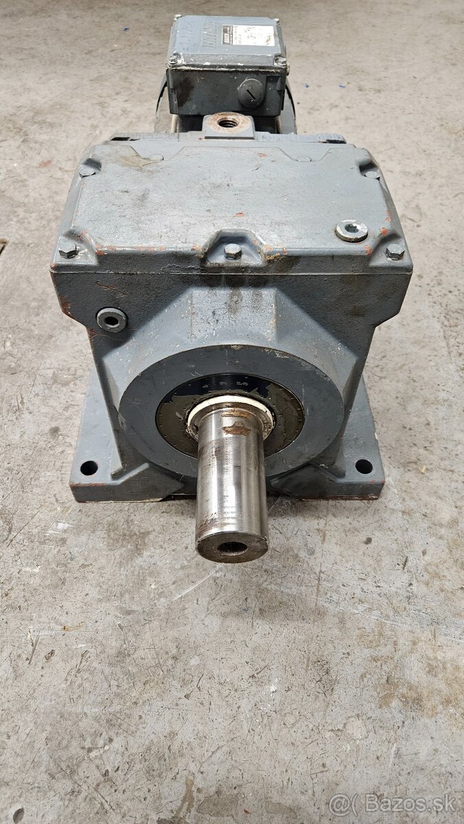 Elektromotor s převodovkou Bauer