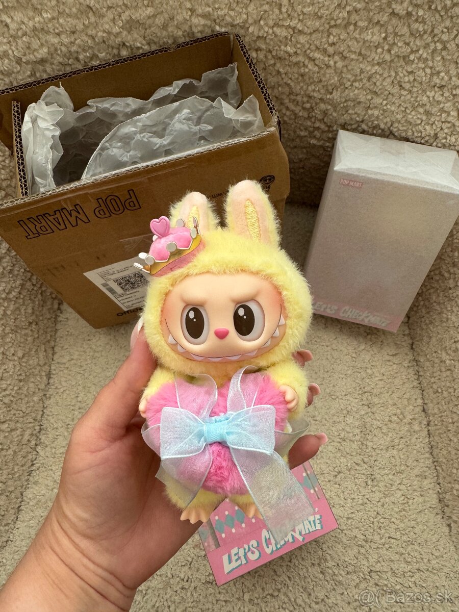 POPMART Labubu queen