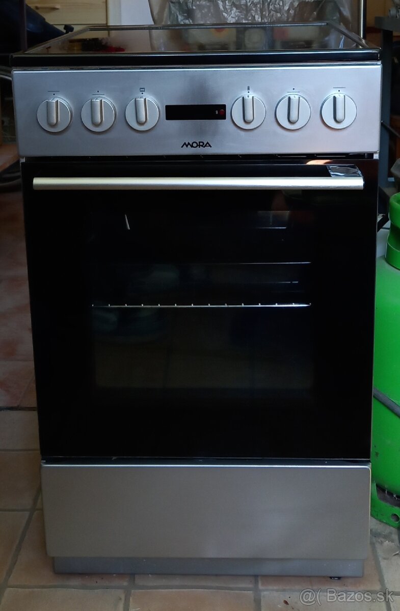 Krátko používaný sklokeramický sporák len za 150 €