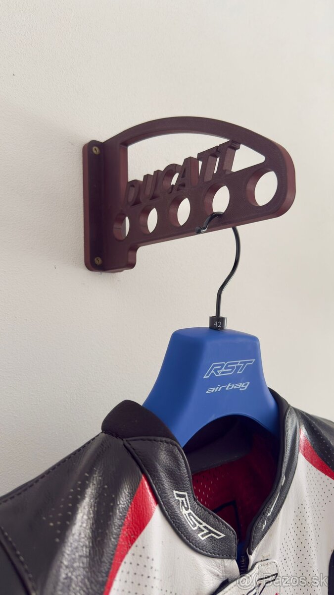 Vešiak pre motorkára – Ducati dizajn