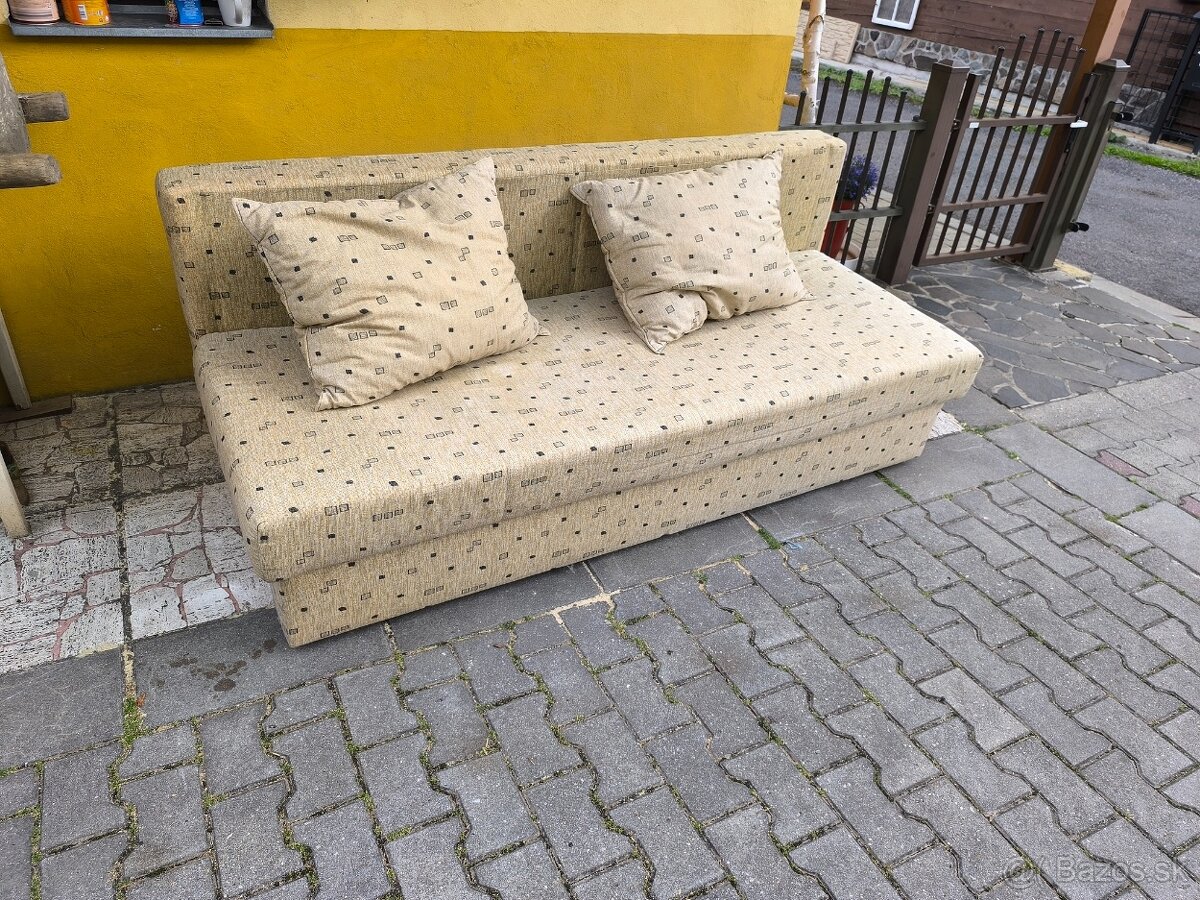 posteľ