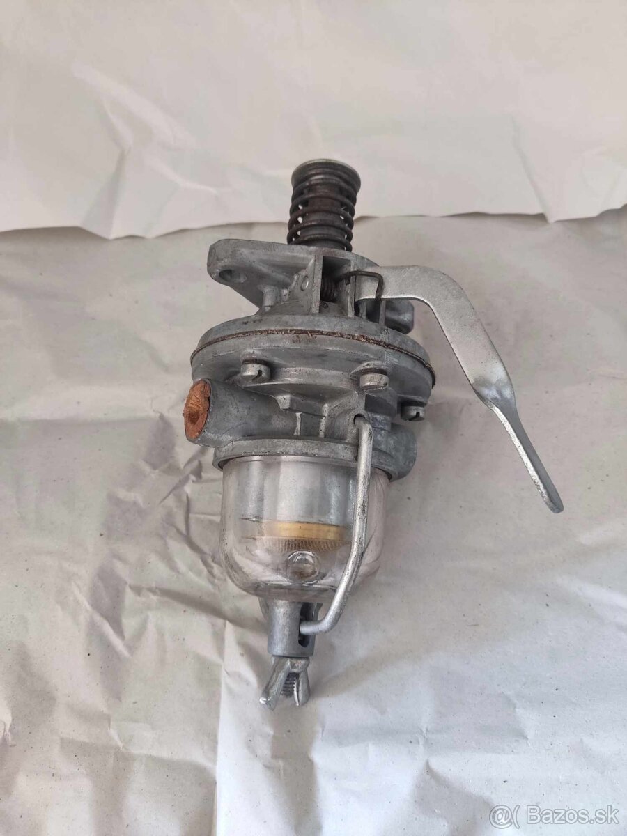 Tatra 603 benzinova pumpa