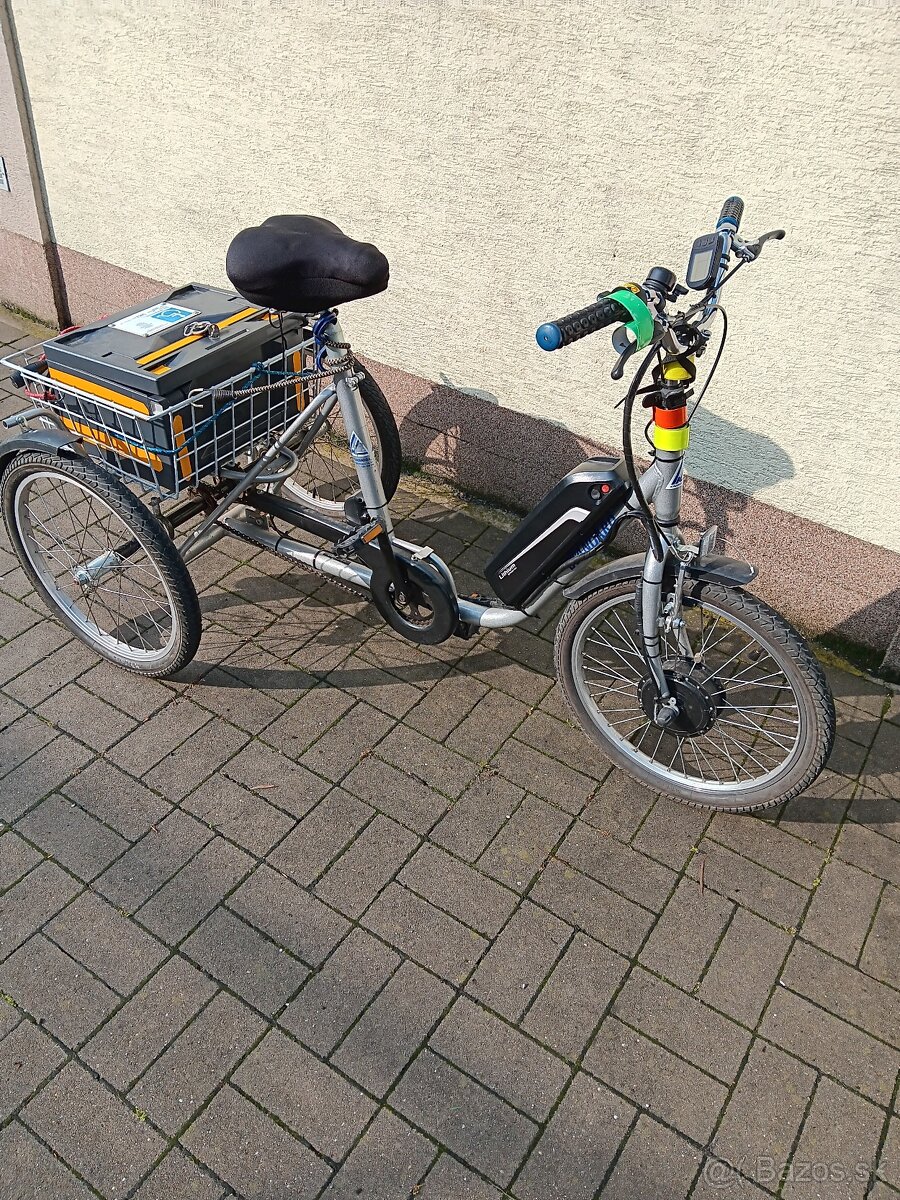Elektricka trojkolka pre seniorov.