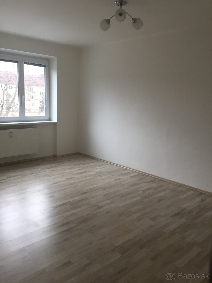 Prenajmem 1-izb byt,  ul 1. Mája Nové Mesto nad Váhom