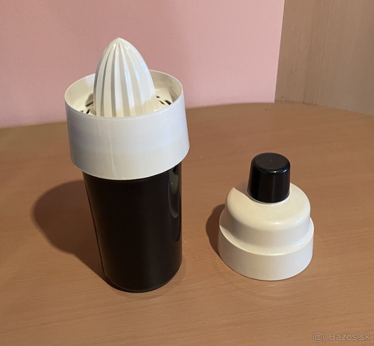 retro plastový shaker