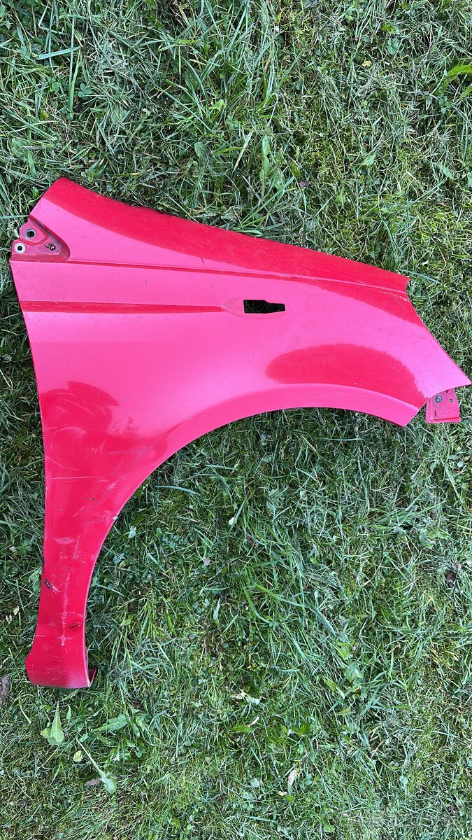 Predám blatník Yaris 1998-2005 1.0 1.3 Vvti 1SZFE