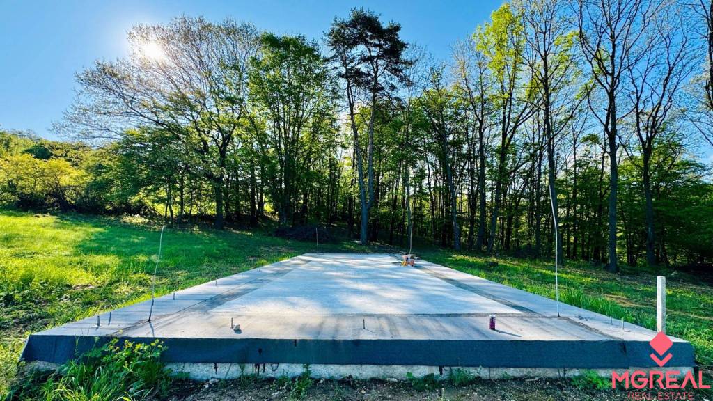 Na predaj výnimočný pozemok 6882 m² priamo v lese so začatou