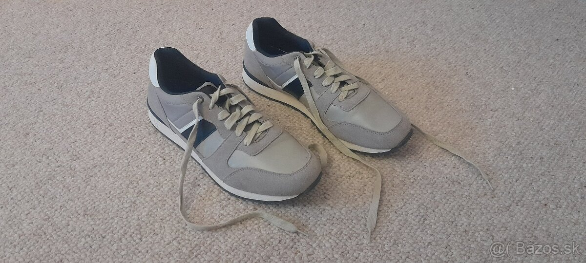 Nenosené pánske béžové tenisky v. 44
