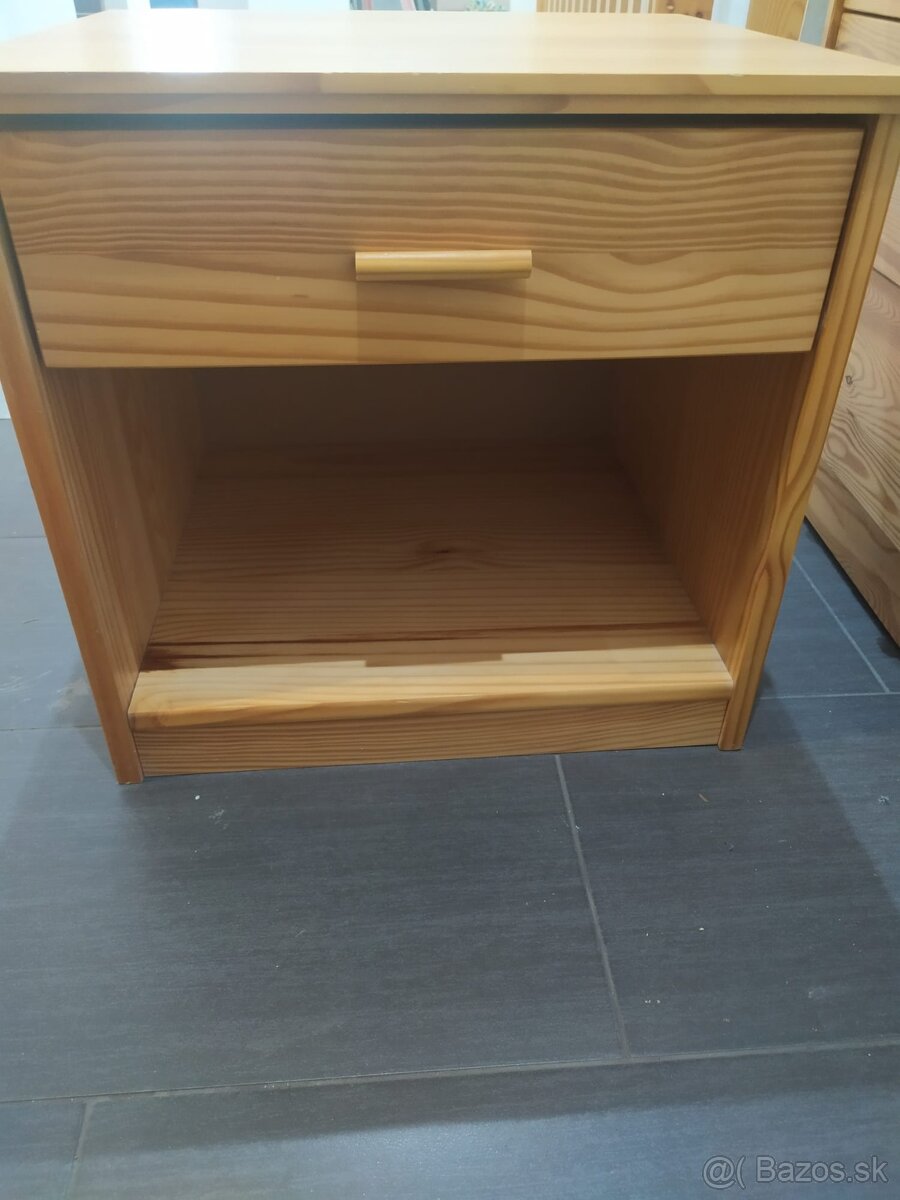 Nočný stolík Ikea