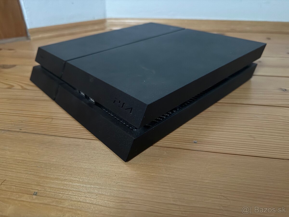 Predám PlayStation 4 a príslušenstvo