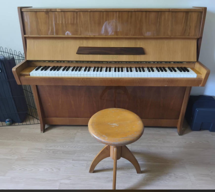 Predám troj pedálové piano značky Petrof