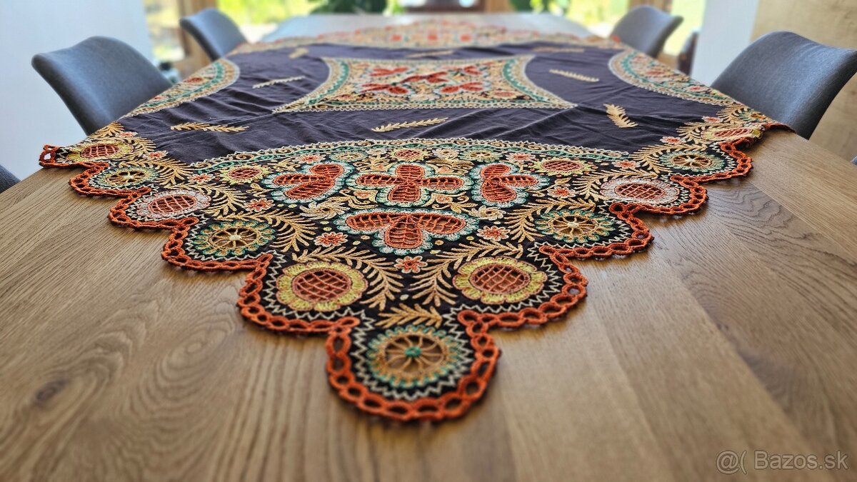 Vyšívaný obrus