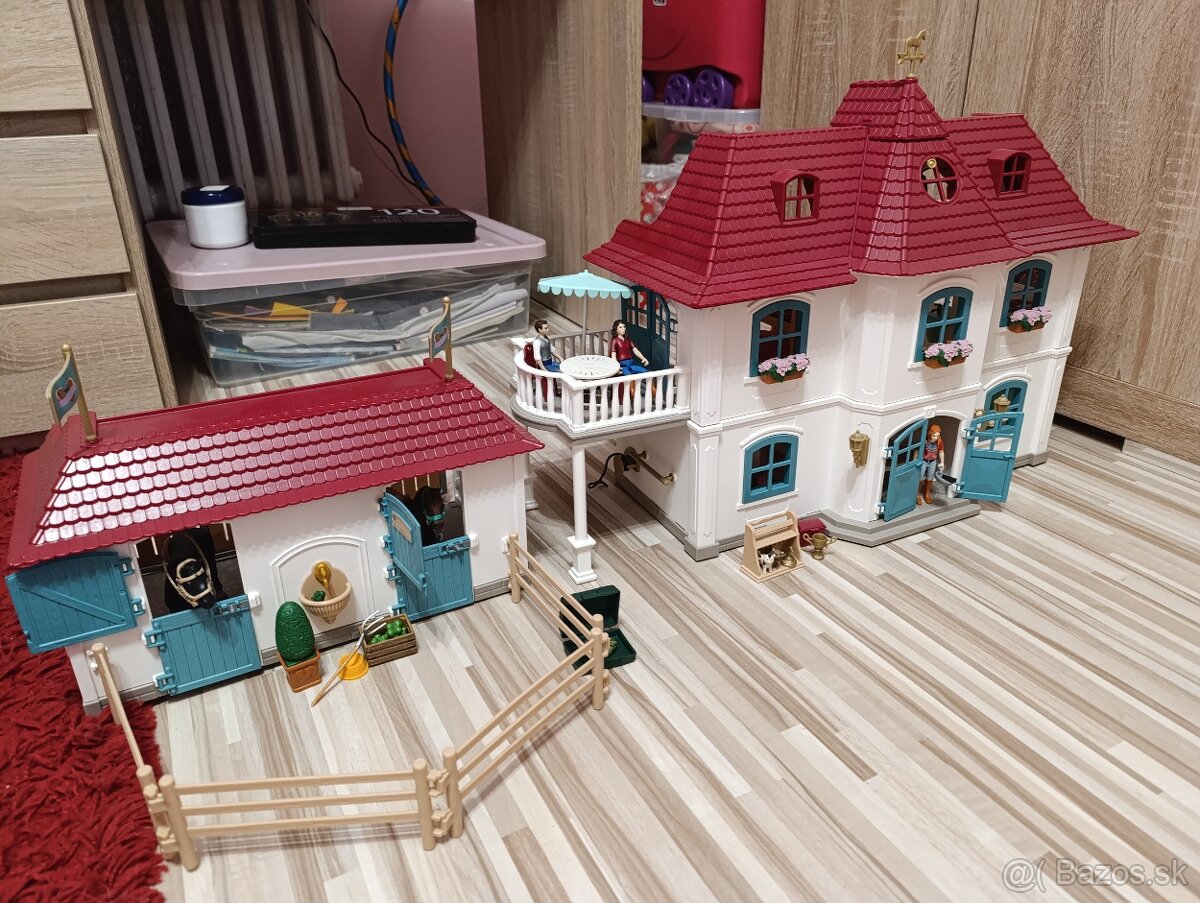 Detský domček so stajňou