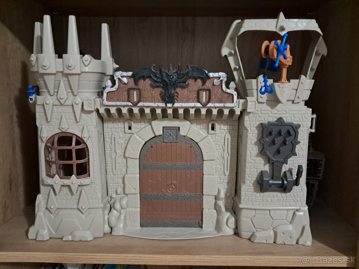 Hrad a piratska loď