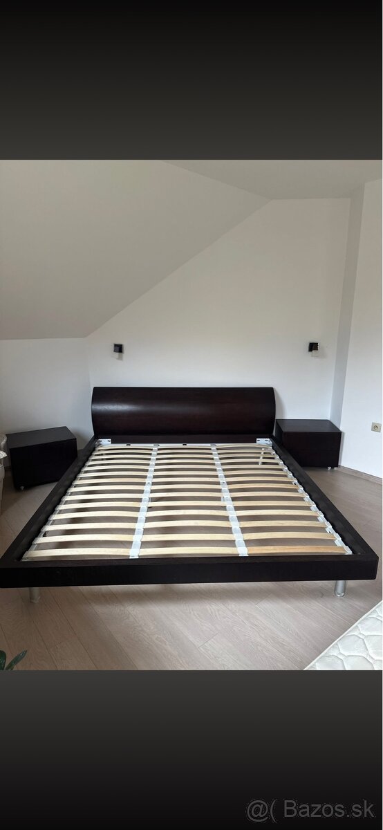 Posteľ + nočné stolíky