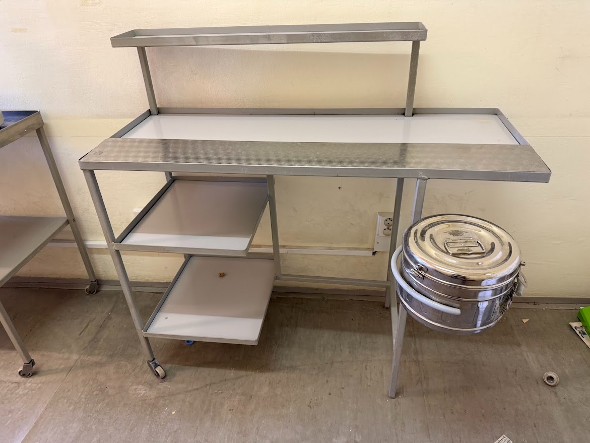 Predám nerezový pracovný stolík na kolieskach