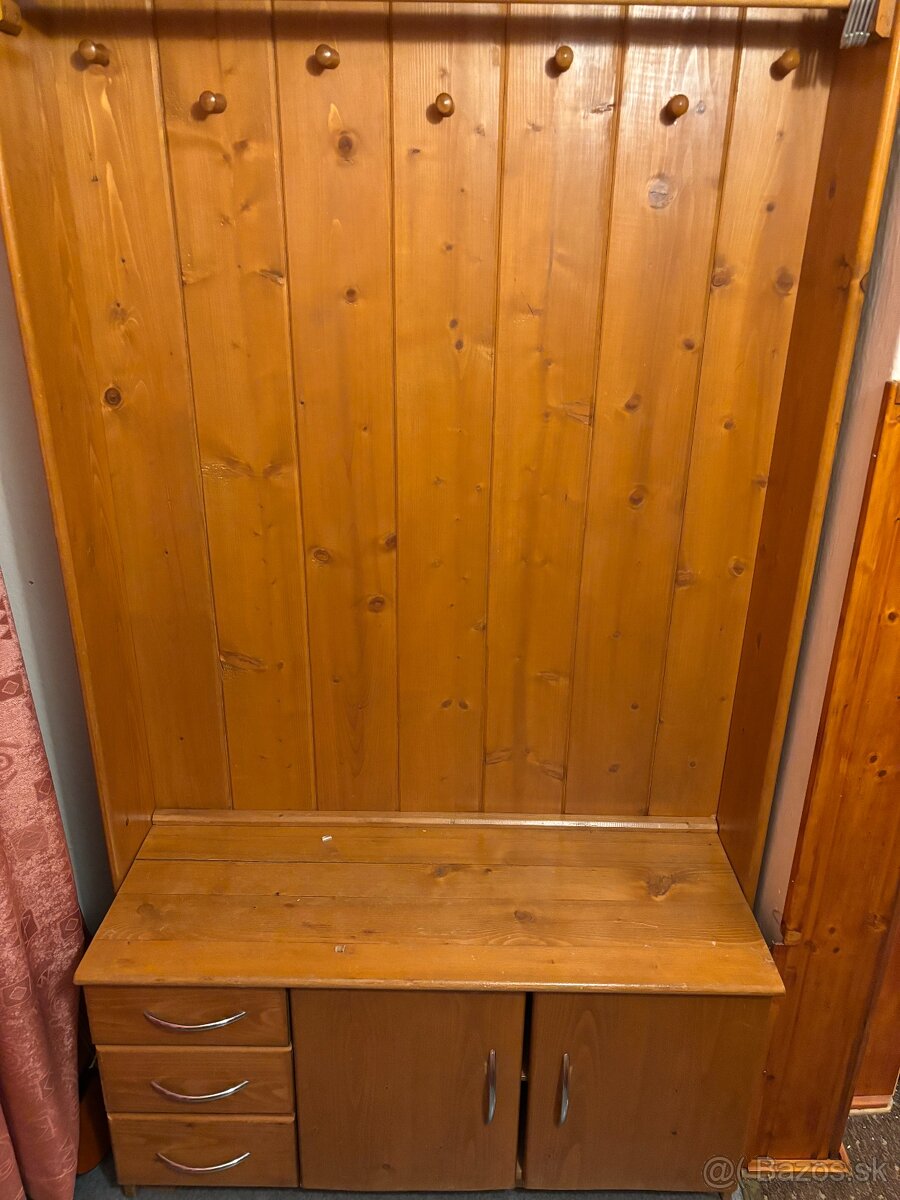 Vešiaková stena do chodby z masívu