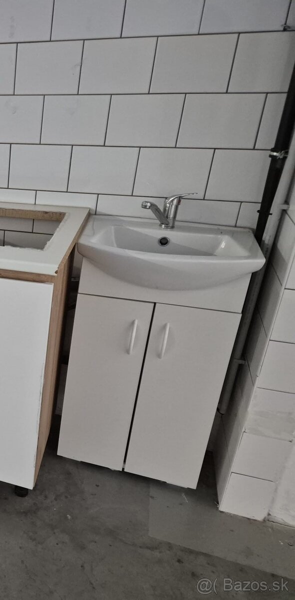 Skrinka s umyvadlom a batériou
