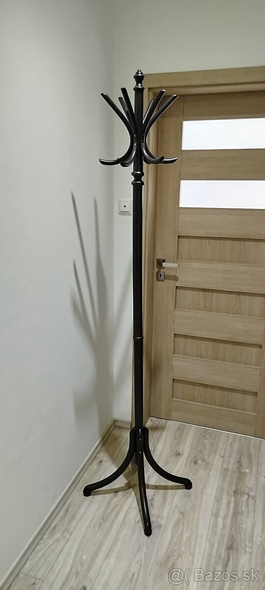 Predam stojanovy vešiak