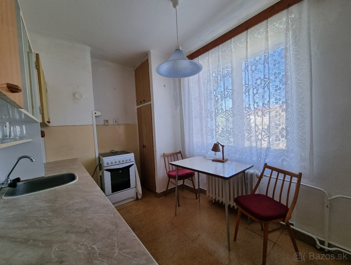 3 IZBOVÝ TEHLOVÝ BYT s BALKÓNOM +GARÁŽ -BREZOVÁ p.B. VOĽNÝ