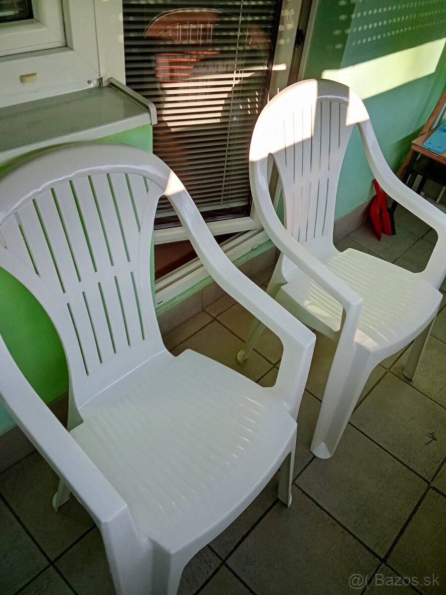 Predám plastové biele stoličky.