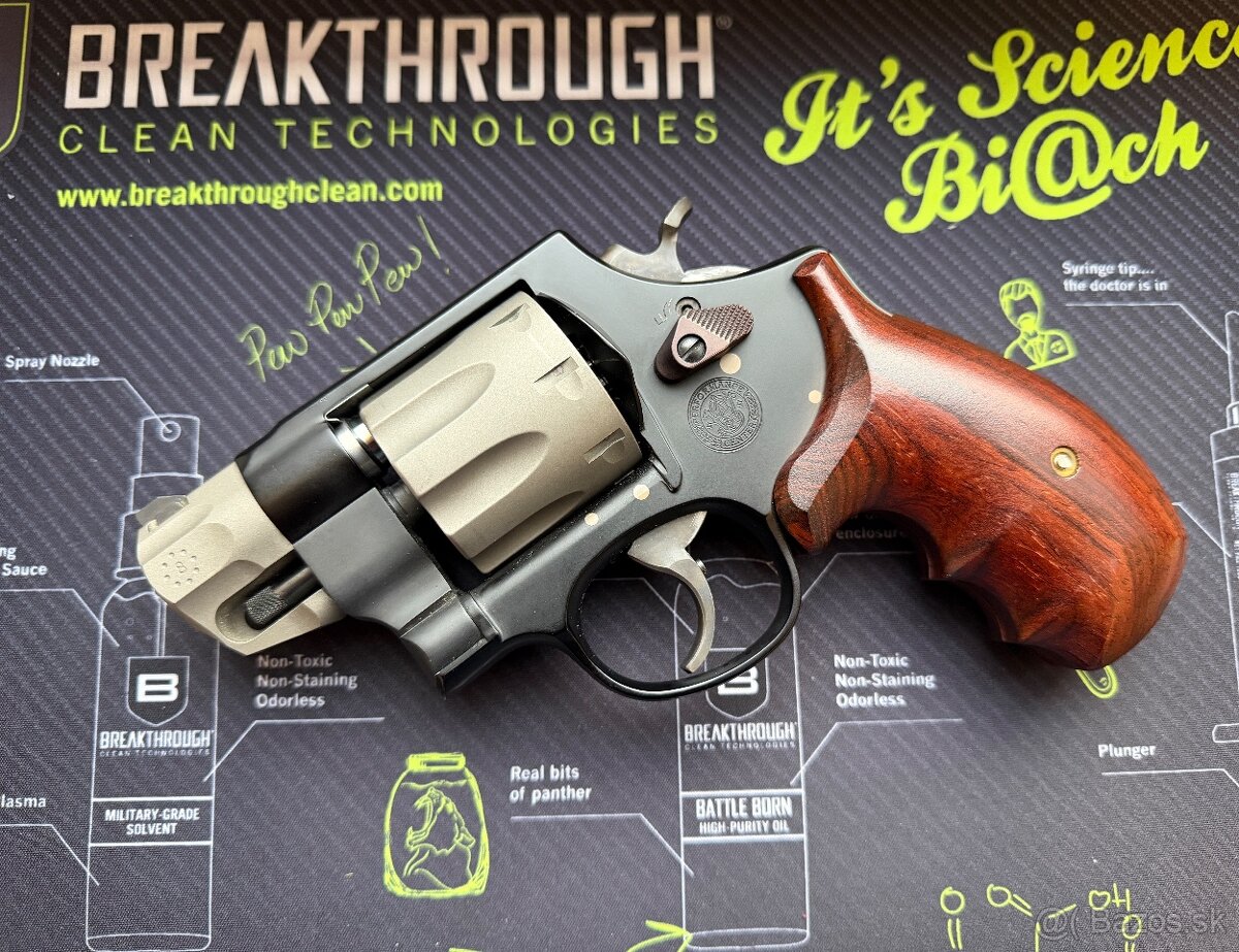 Predám Smith Wesson 327 Performance Center