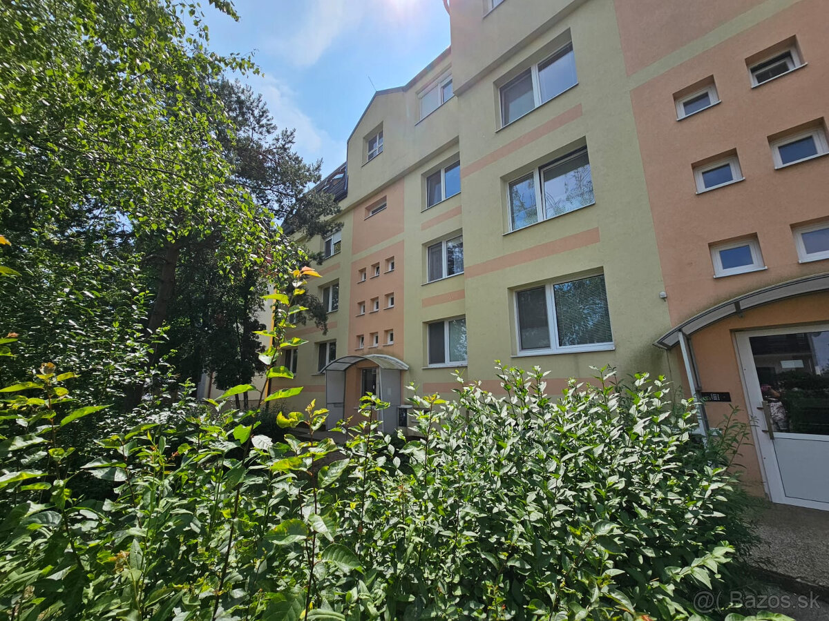 EXKLUZÍVNE IBA U NÁS - NA PREDAJ zariadená garsónka v zatepl