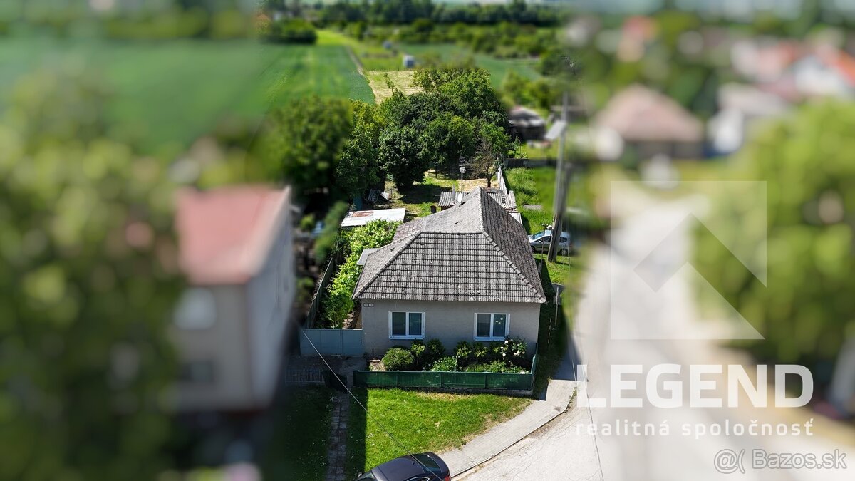 Rodinný dom v centre obce Kocurice s veľkou záhradou 2.427m2
