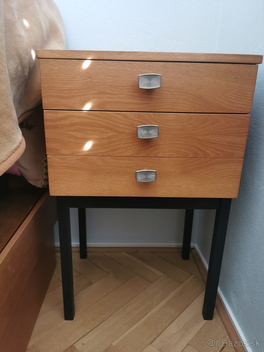 Stary drevený retro nočný stolík