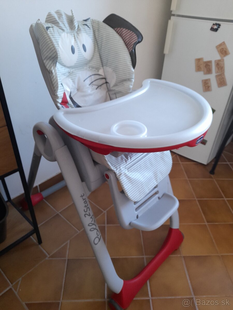 Jedálenská stolička Chicco a hračky